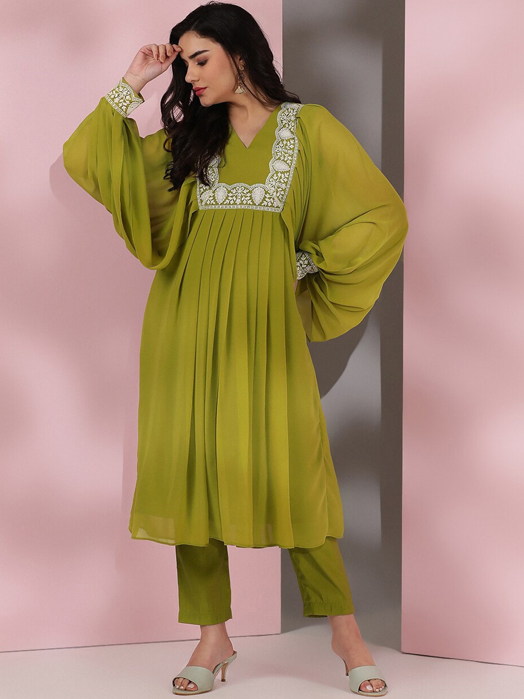 

Inddus Floral Yoke Design Pleated Thread Work Kurta with Trousers, Green