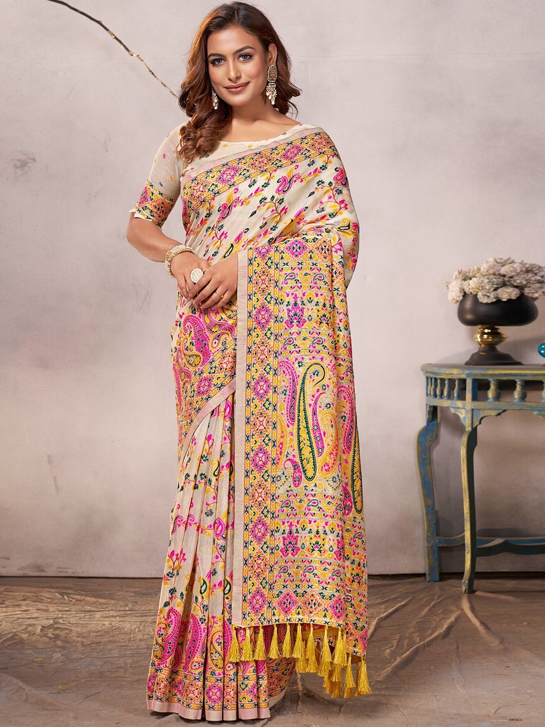 

FLOURIOUS Woven Design Silk Cotton Banarasi Saree, Cream
