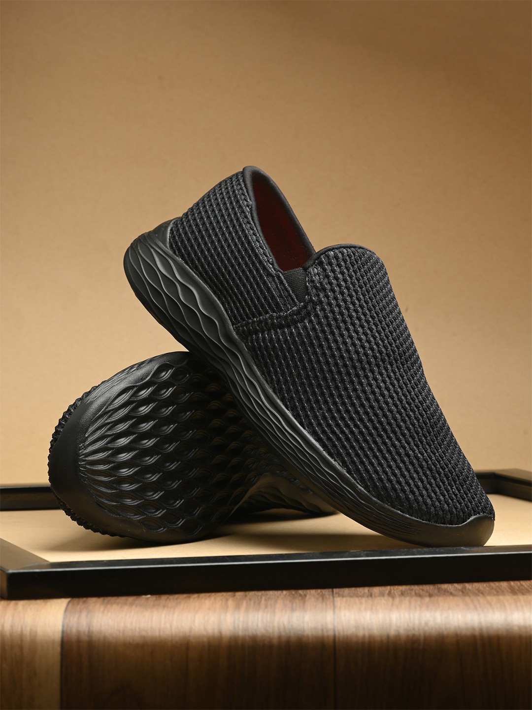 

HRX by Hrithik Roshan Men Black Mesh Walking Shoes