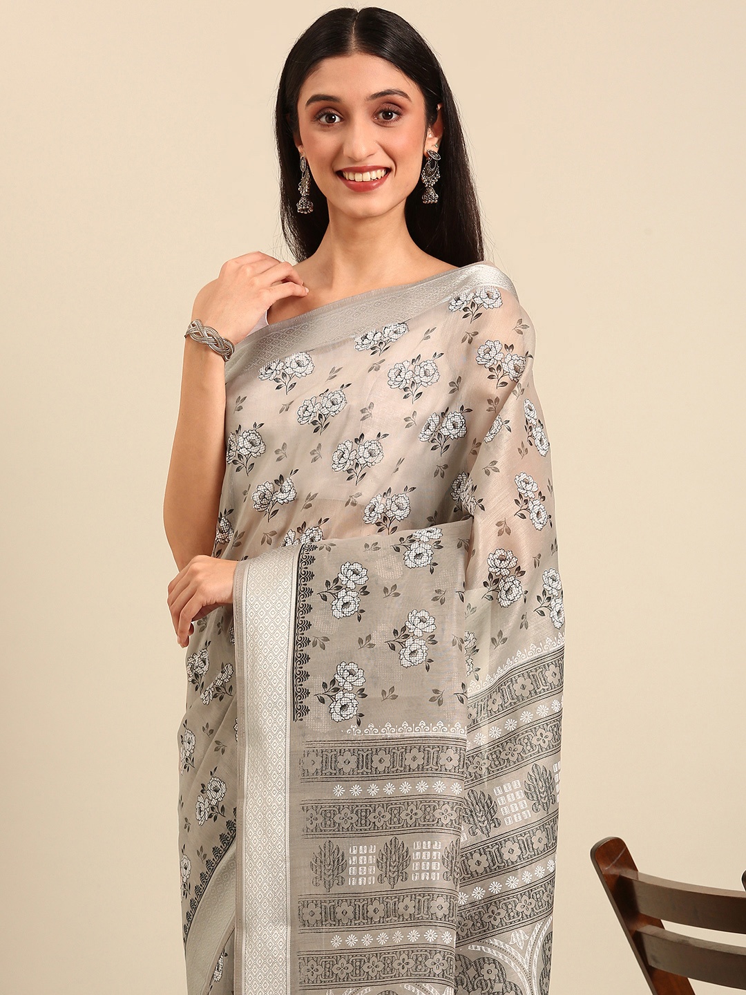 

SHANVIKA Floral Printed Saree with Blouse Piece, Grey