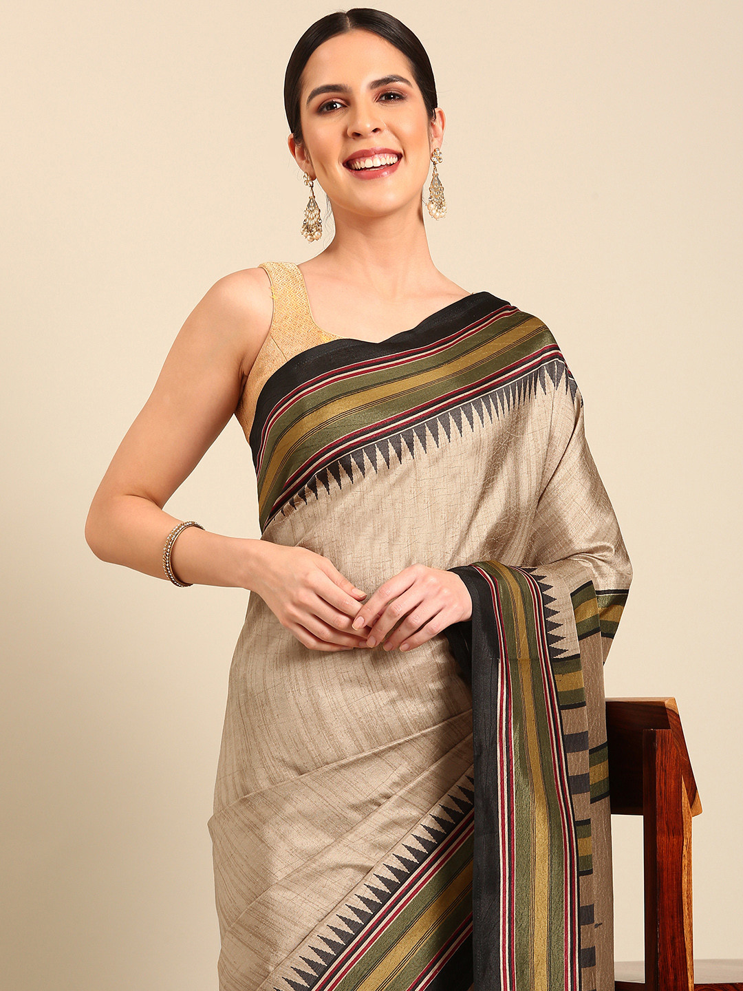 

SHANVIKA Solid Silk Blend Saree, Beige