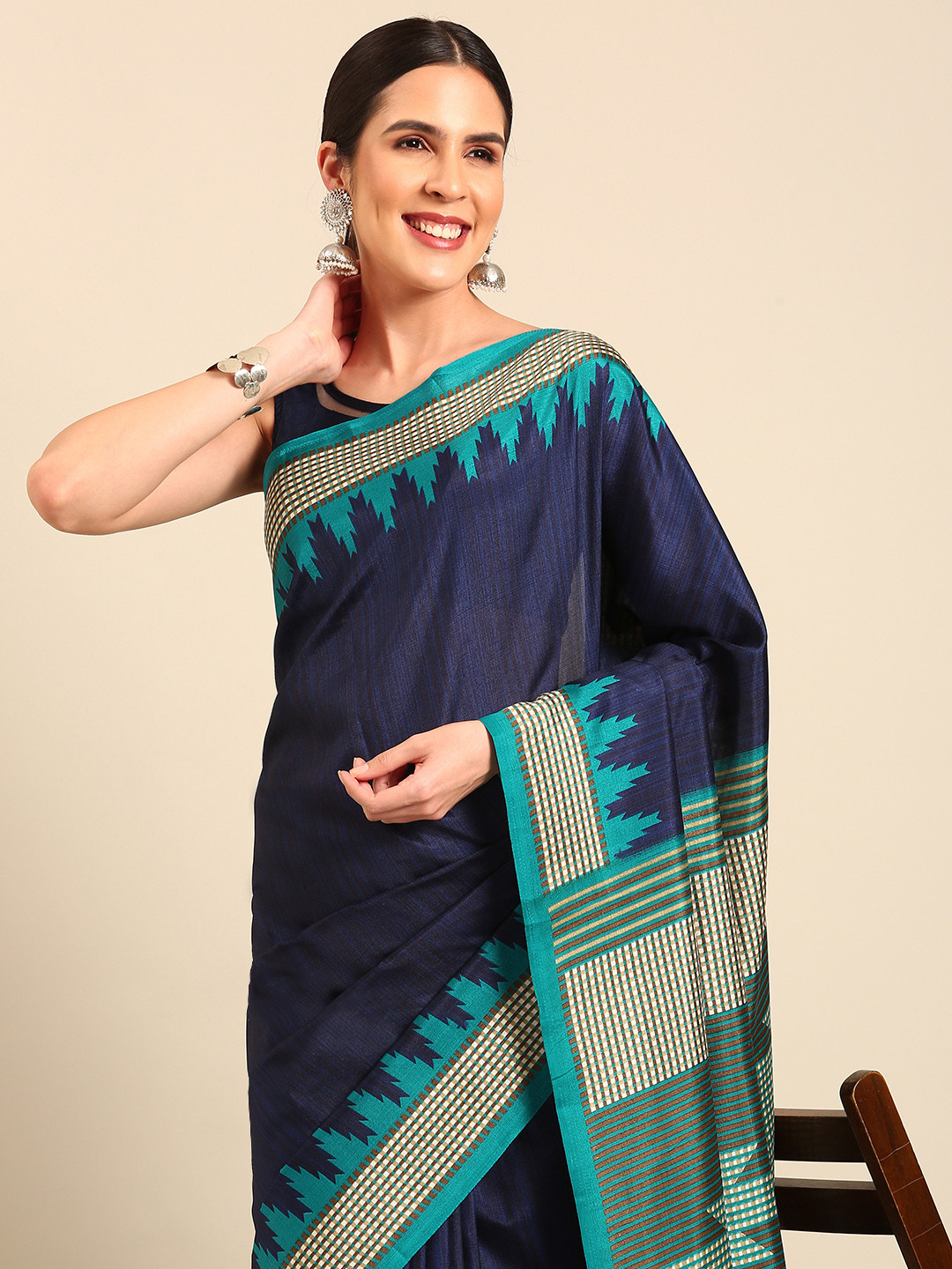 

SHANVIKA Solid Silk Blend Saree, Navy blue