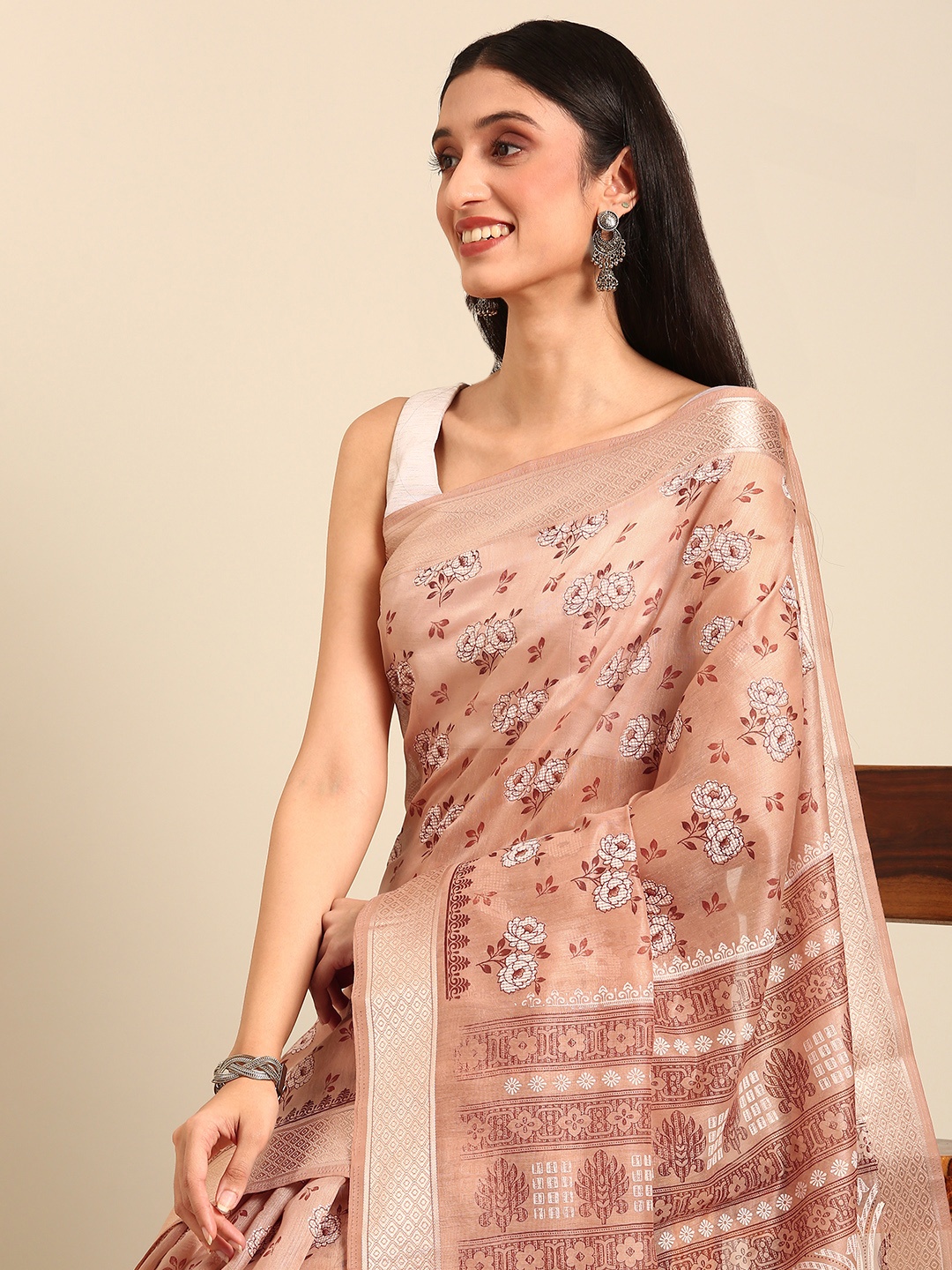 

SHANVIKA Floral Printed Saree with Blouse Piece, Peach