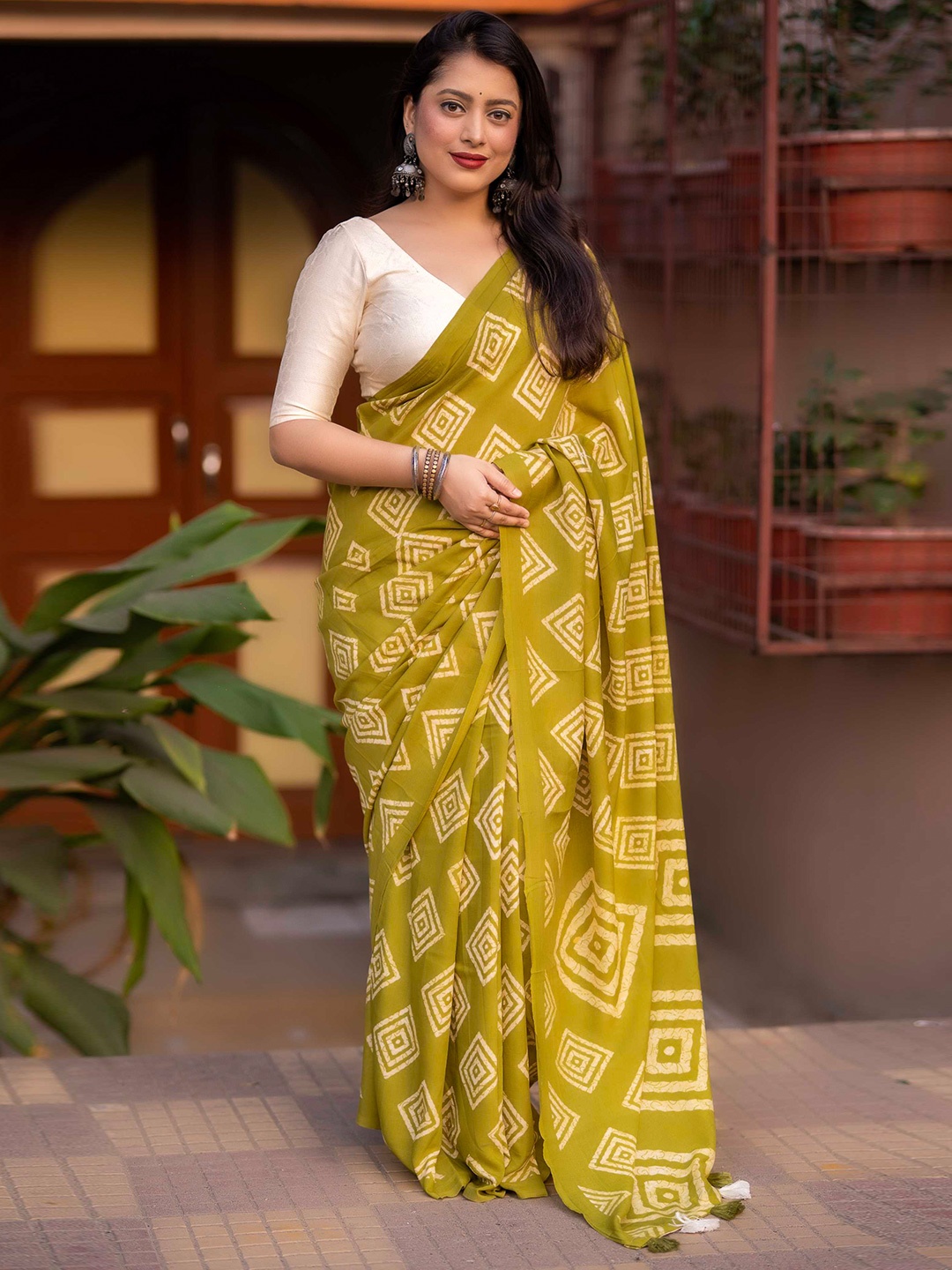

Mitera Geometric Printed Saree, Lime green