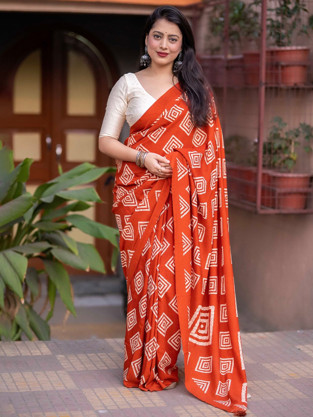

Mitera Geometric Printed Saree, Orange