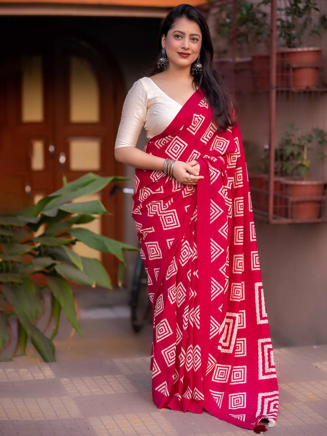 

Mitera Geometric Printed Saree, Pink