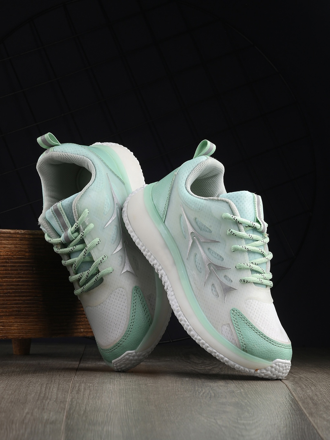 

Layasa Women Textured Lightweight Sneakers, Green