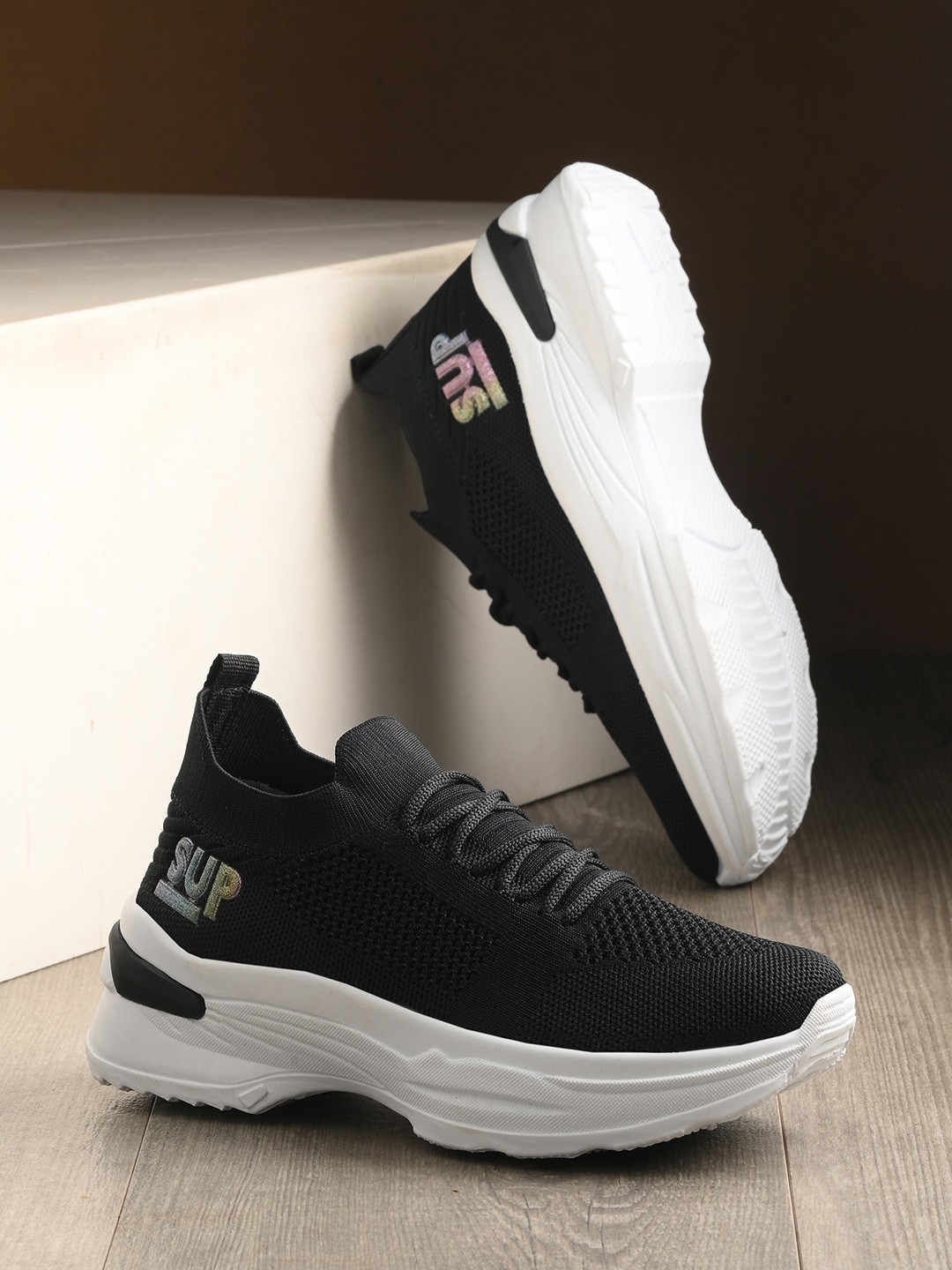 

Layasa Women Textured Lightweight Sneakers, Black
