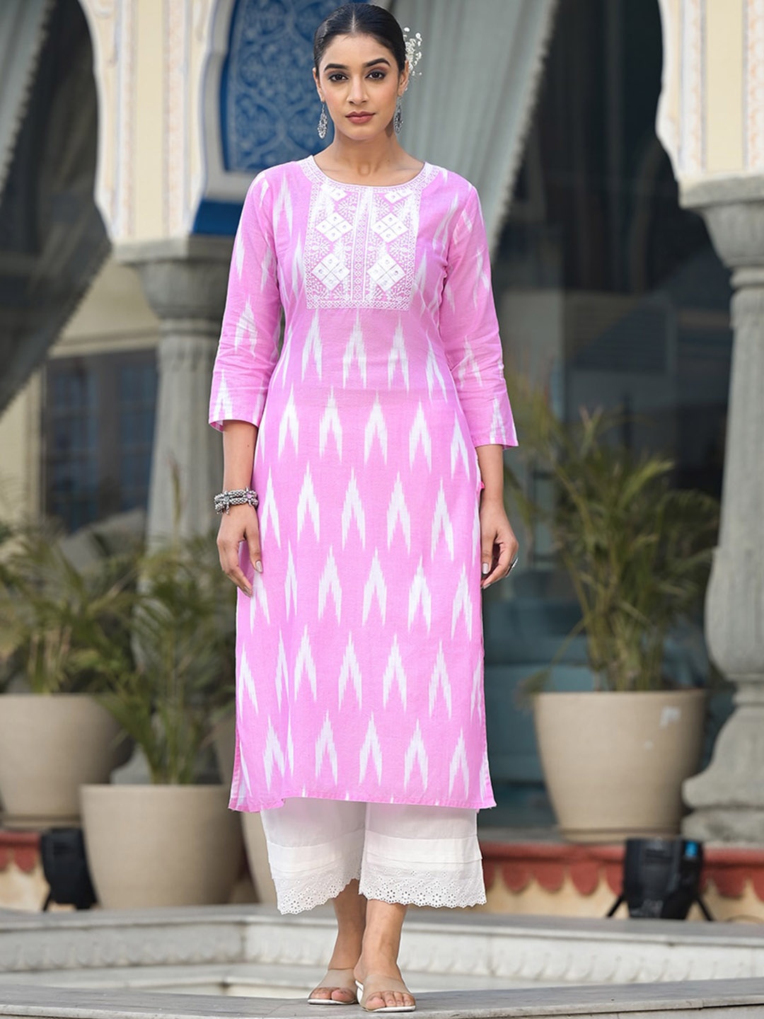 

Varanga Ikat Thread Work Round Neck Straight Kurta, Pink