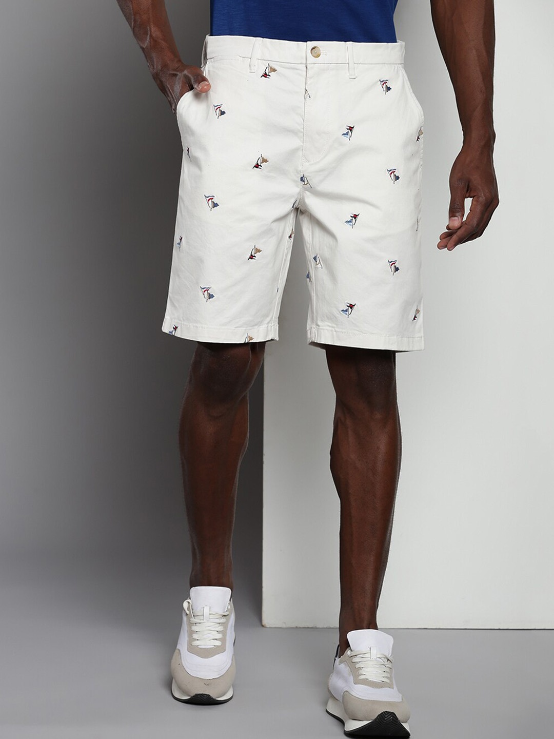 

Tommy Hilfiger Men Conversational Printed Pure Cotton Shorts, White