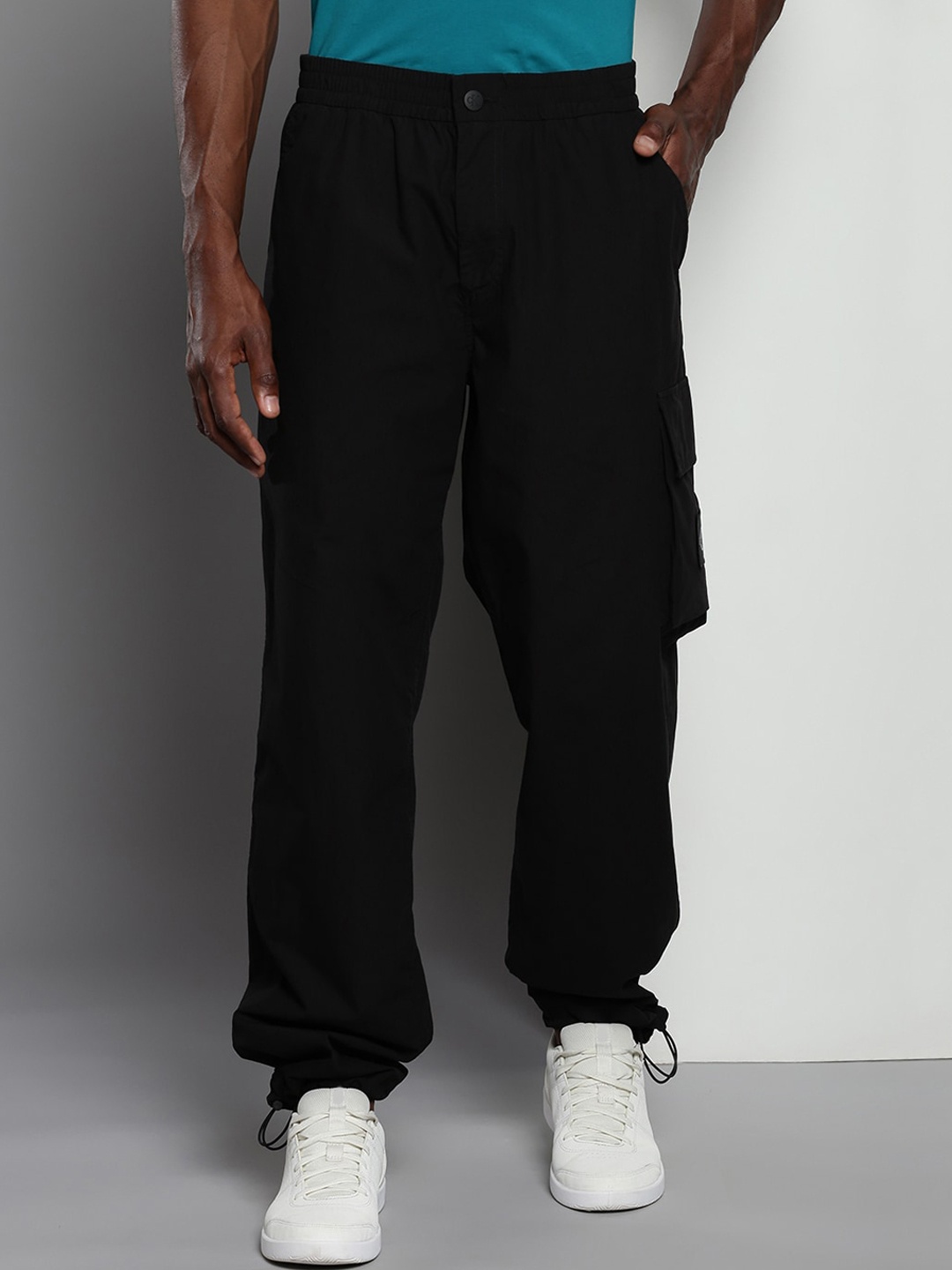 

Calvin Klein Men Straight Fit Mid-Rise Cotton Cargos, Black