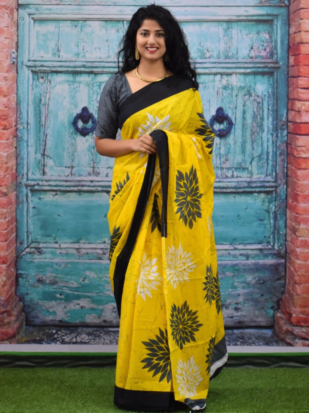 

TROPWEAR Floral Pure Cotton Block Printed Saree, Yellow