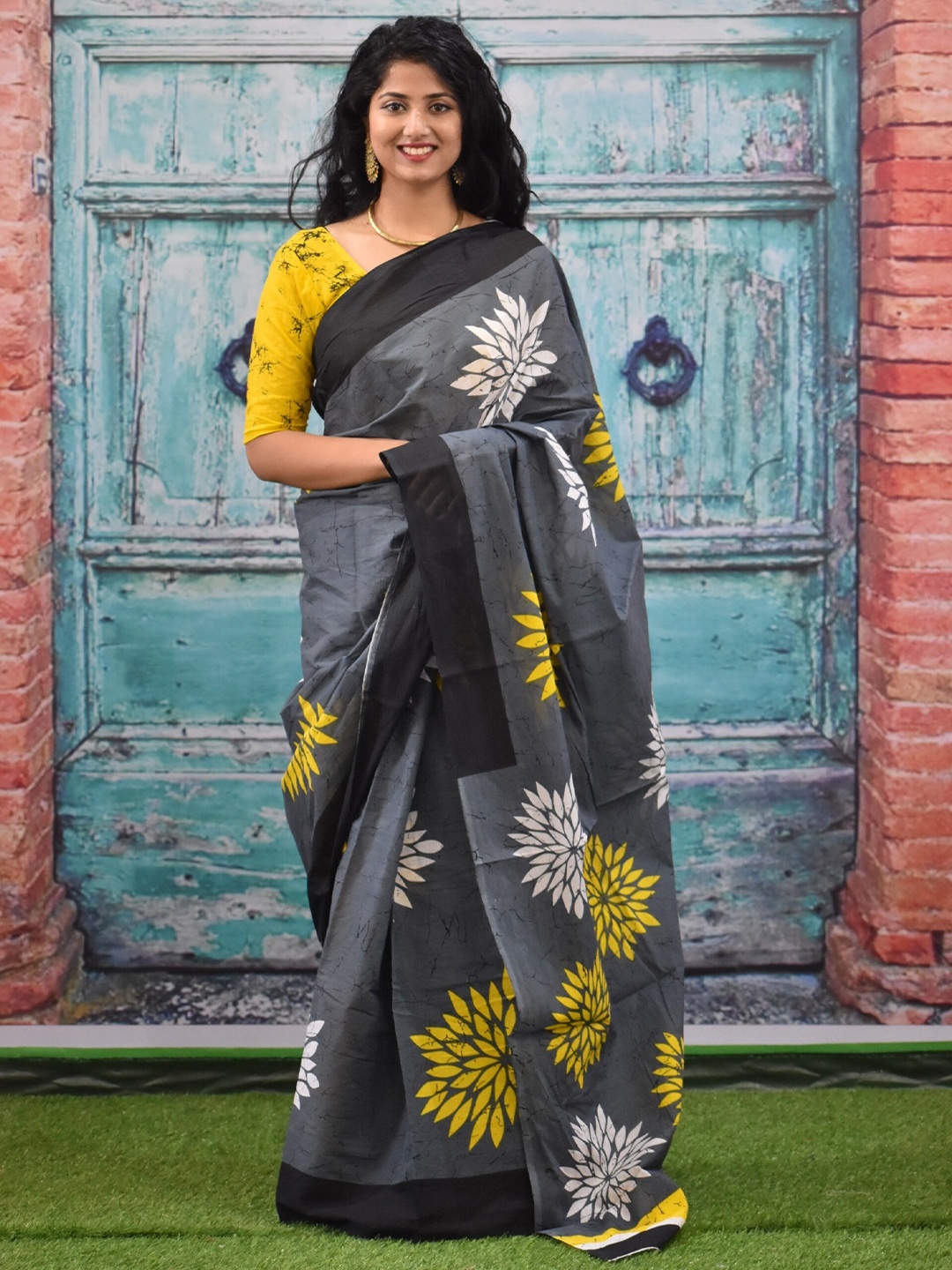 

TROPWEAR Floral Pure Cotton Block Printed Saree, Grey