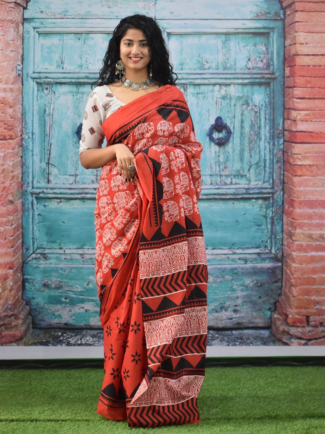 

TROPWEAR Ethnic Motifs Pure Cotton Block Printed Saree, Red