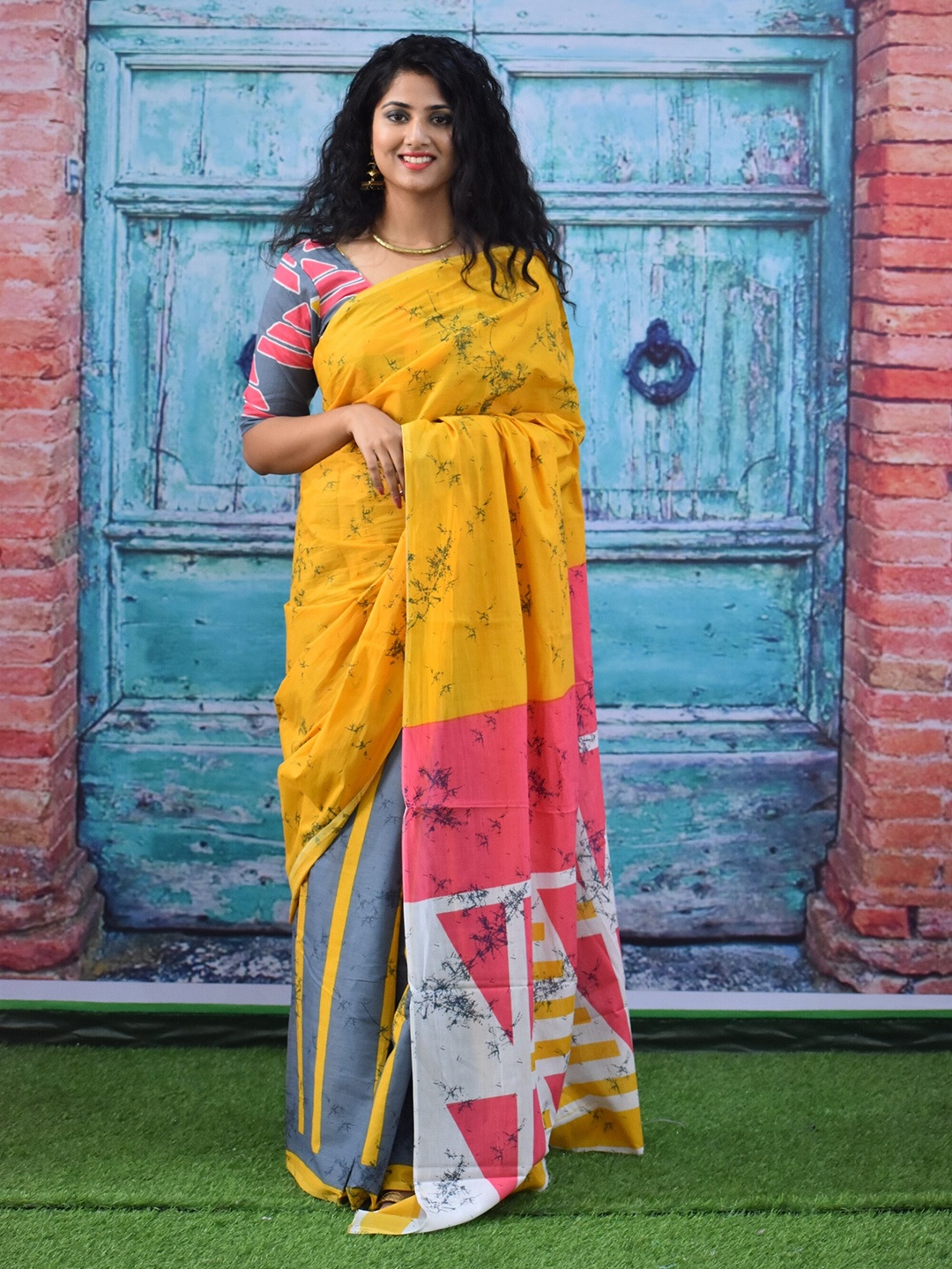 

TROPWEAR Pure Cotton Block Print Saree, Yellow