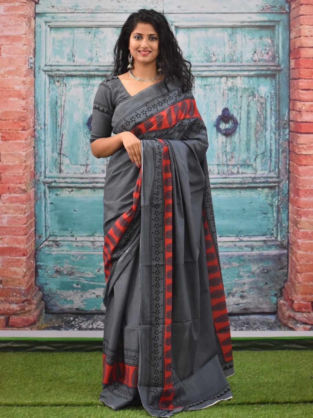

TROPWEAR Pure Cotton Block Print Saree, Grey