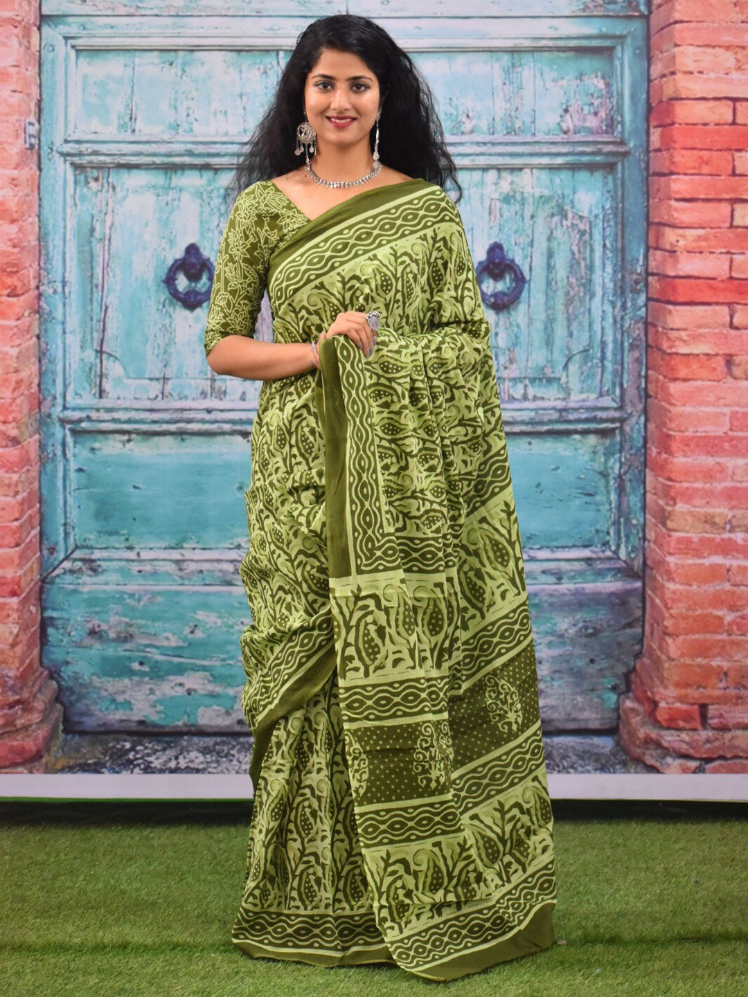 

TROPWEAR Floral Pure Cotton Block Print Saree, Green