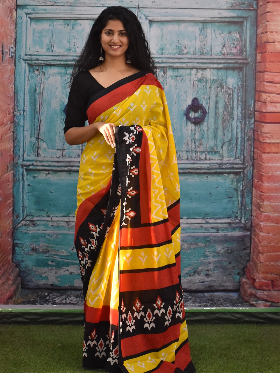 

TROPWEAR Floral Pure Cotton Block Print Saree, Yellow
