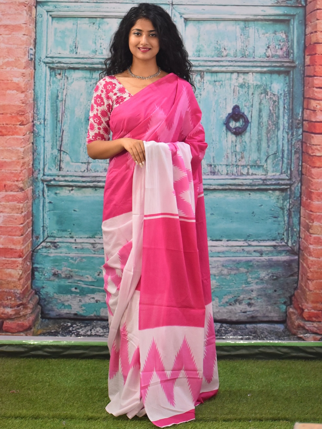 

TROPWEAR Geometric Printed Block Print Saree, Pink