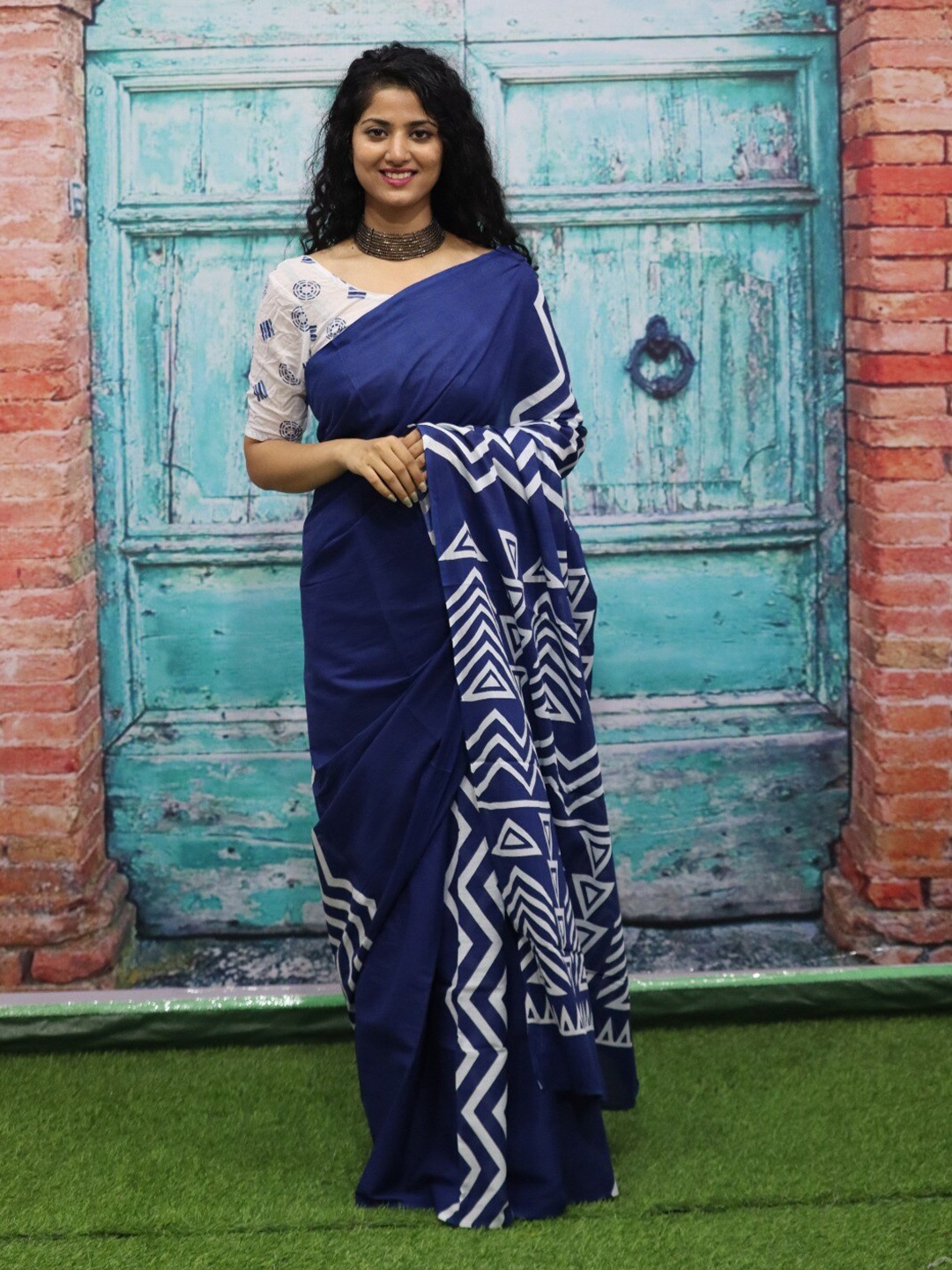 

TROPWEAR Geometric Printed Block Print Saree, Blue