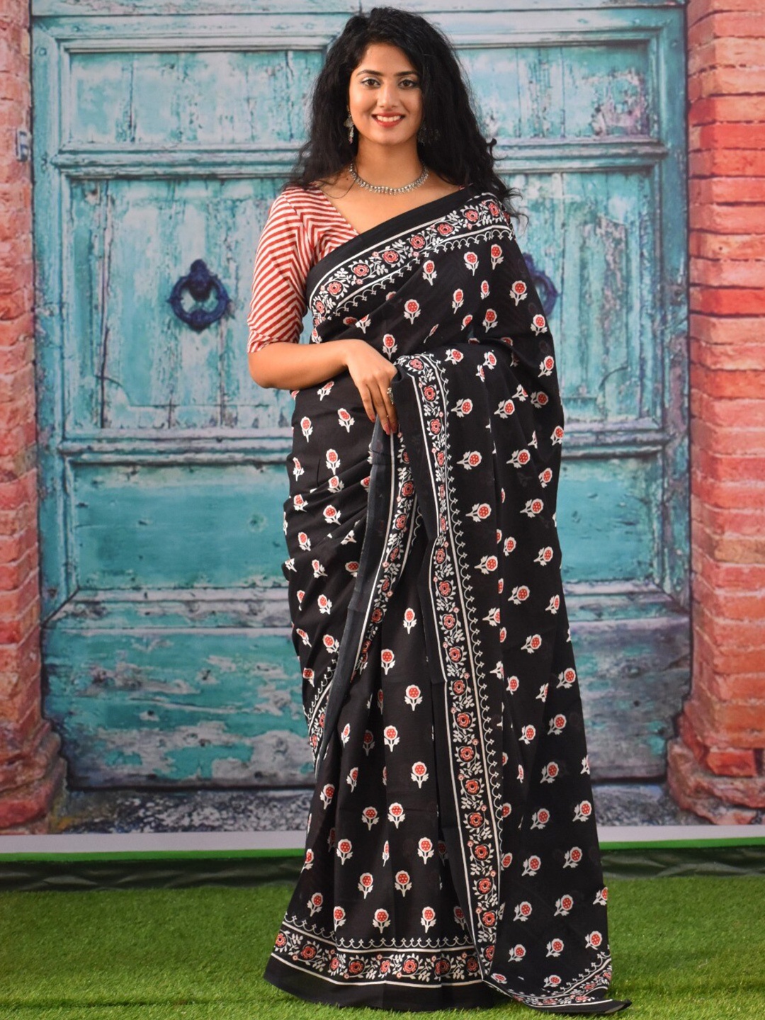 

TROPWEAR Floral Printed Block Print Saree, Black