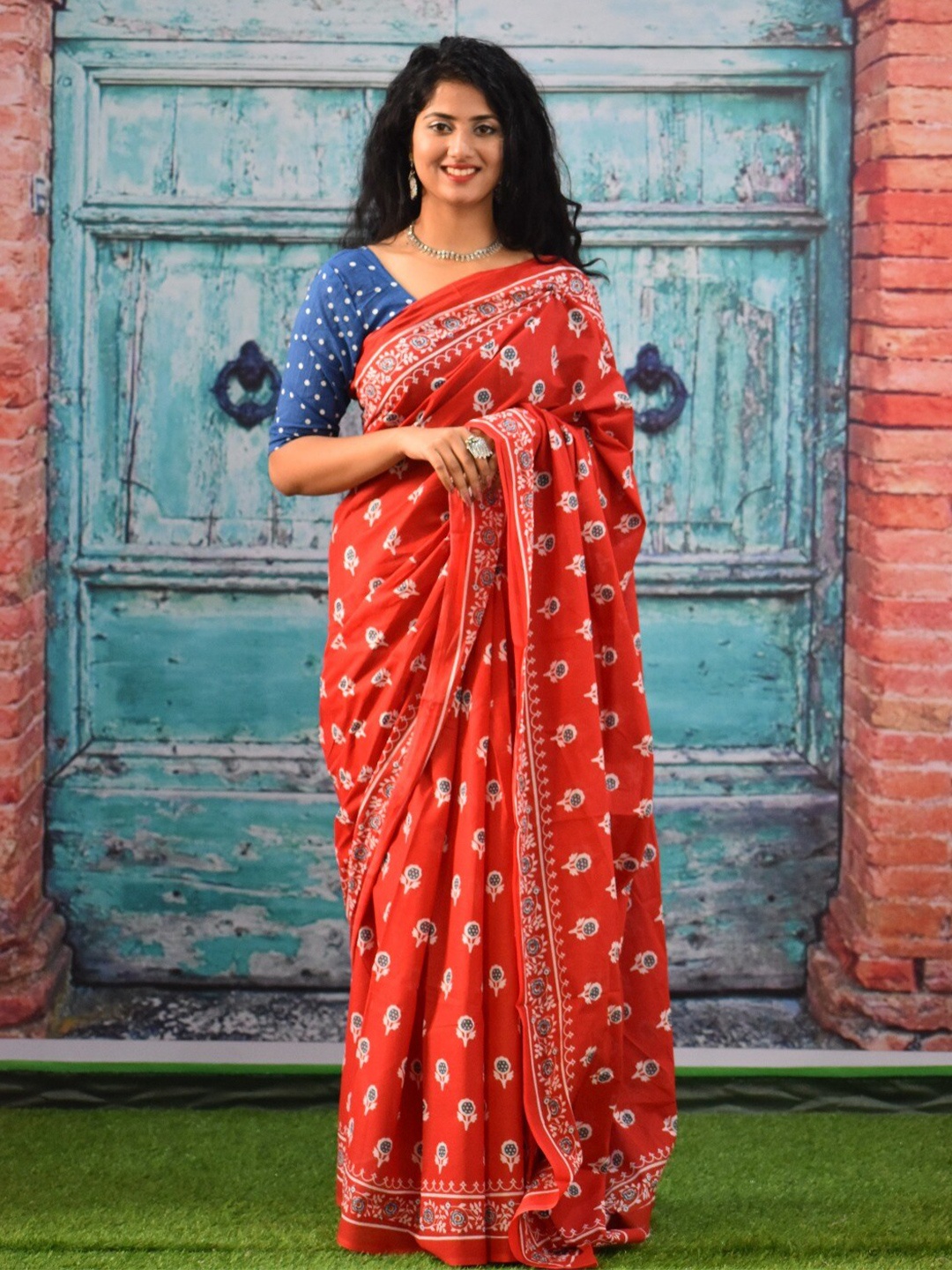 

TROPWEAR Floral Printed Block Print Saree, Orange