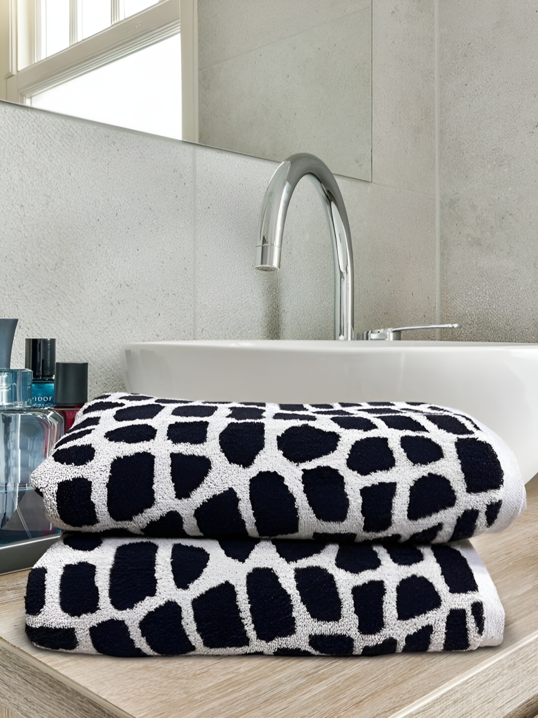 

SENSES Black & White 2 Piece Printed Cotton 570 GSM Towel Set