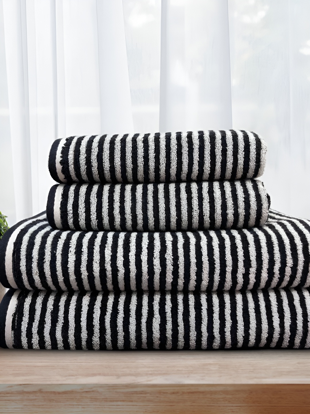 

SENSES Black & White 4 Piece Striped Cotton 570 GSM Towel Set