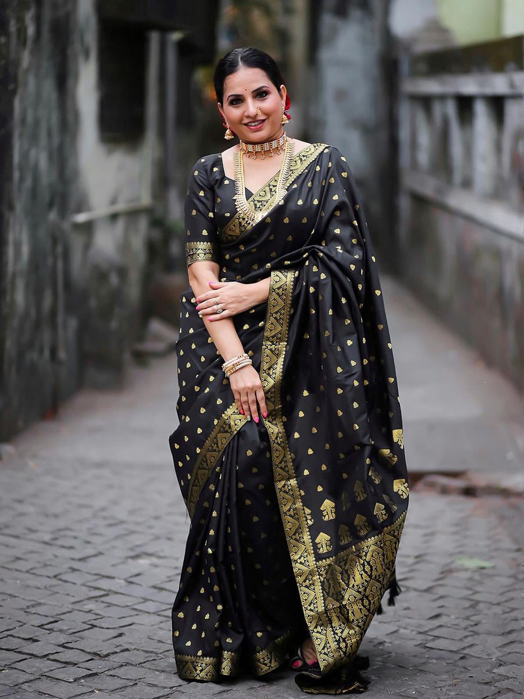 

CANIZZARO Ethnic Motifs Woven Design Zari Saree, Black