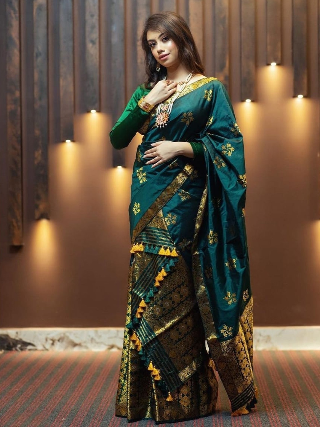 

CANIZZARO Ethnic Motifs Woven Design Zari Saree, Green