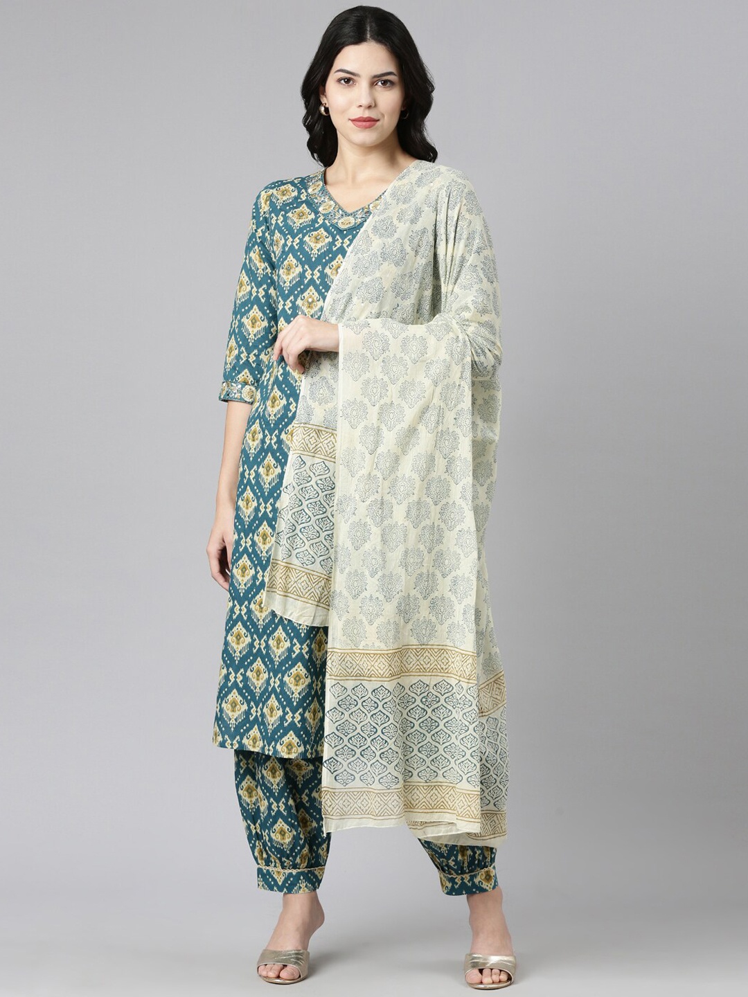 

Neerus Floral Printed Regular Kurta With Salwar & Dupatta, Green