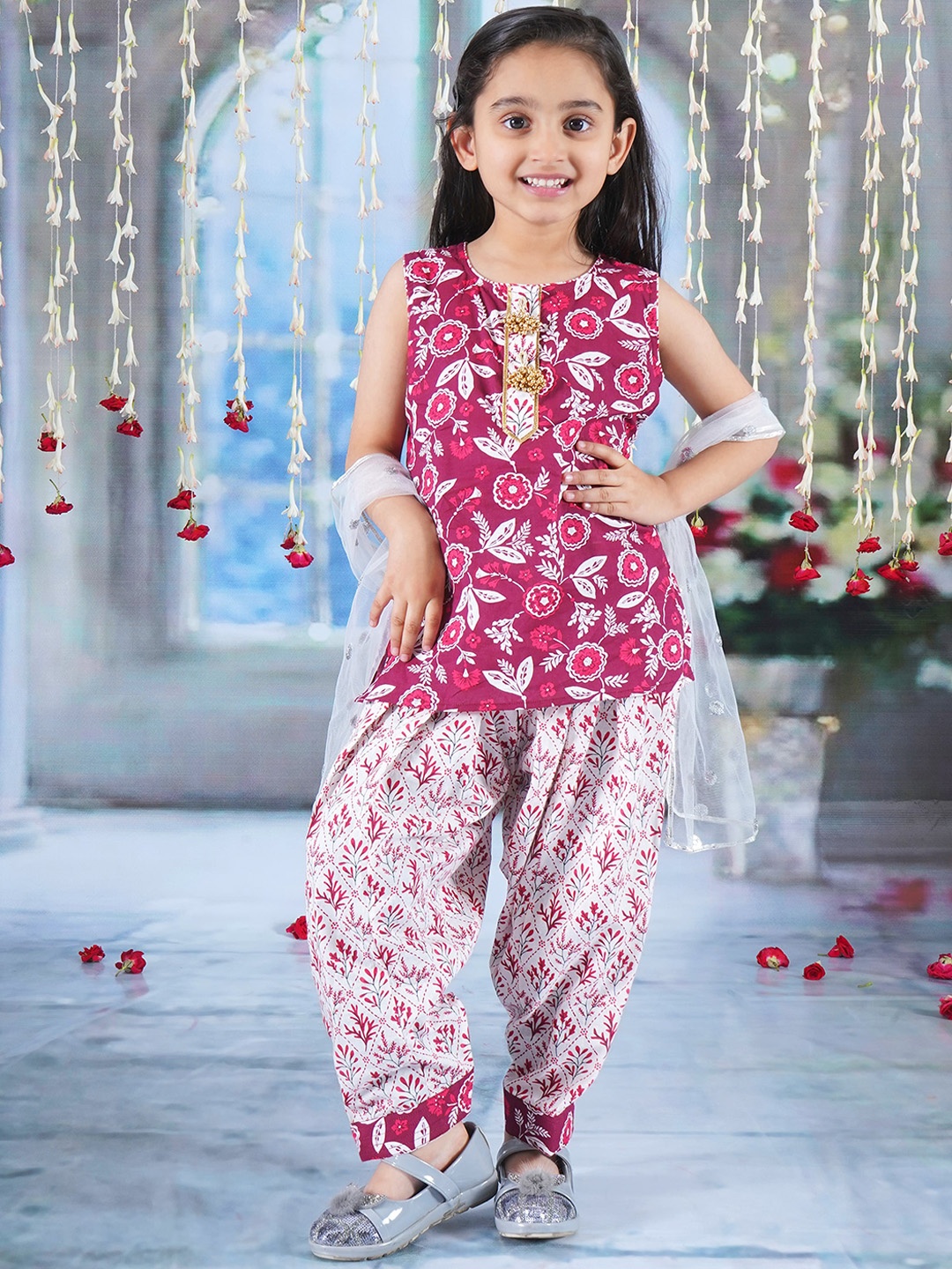 

Little Bansi Girls Floral Print Gotta Patti Pure Cotton Kurti & Patiala With Dupatta, Magenta