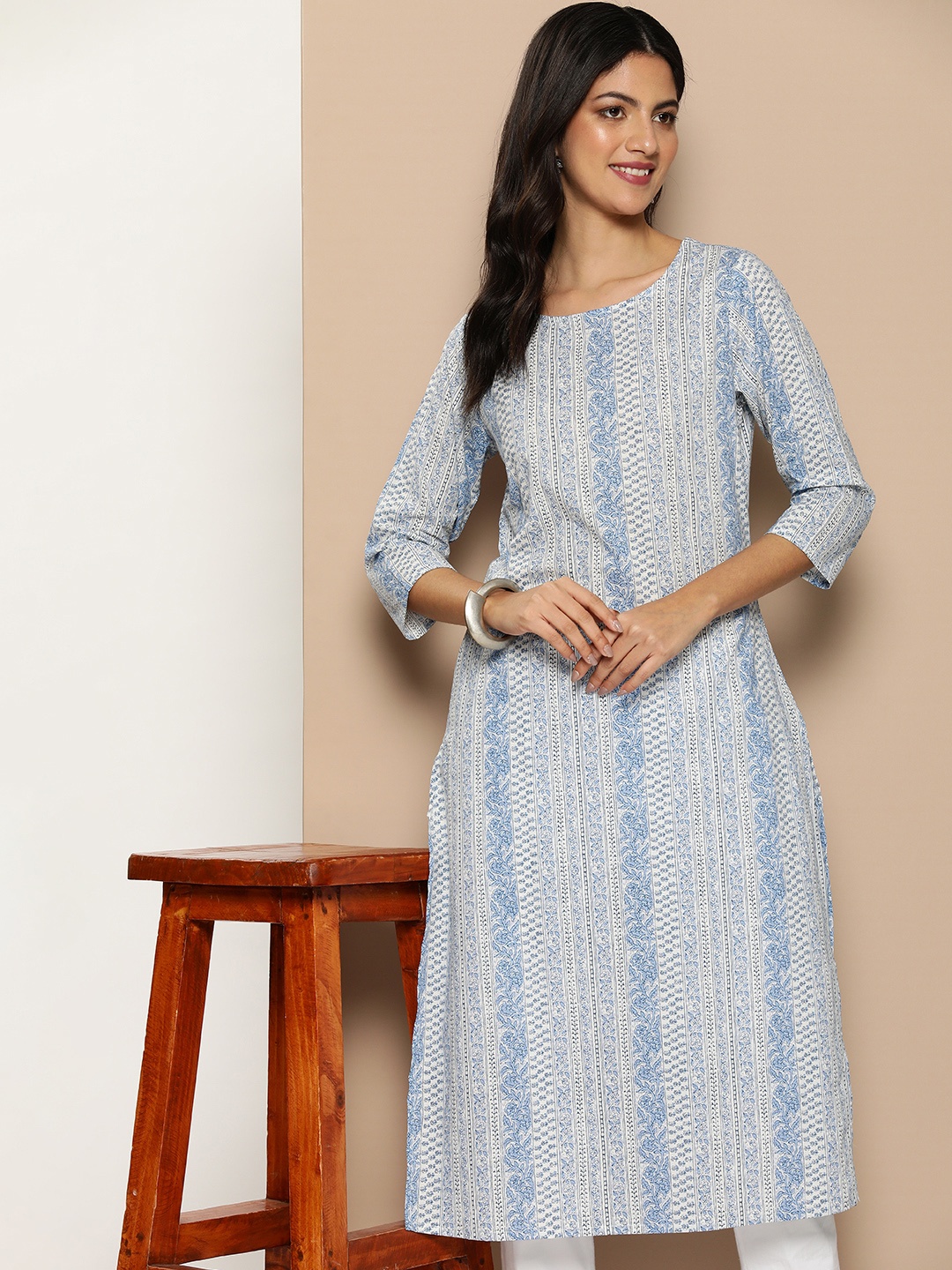 

AMUKTI Women Floral Printed Kurta, Blue