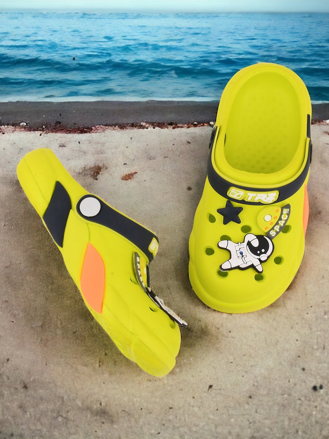 

BAESD Kids Self Design Space Detail Clogs, Yellow