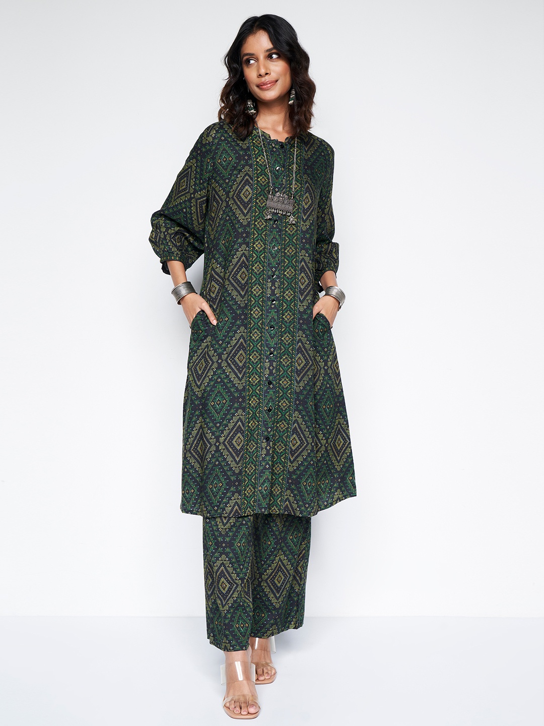 

Global Desi Printed Panelled Kurta With Palazzos, Green