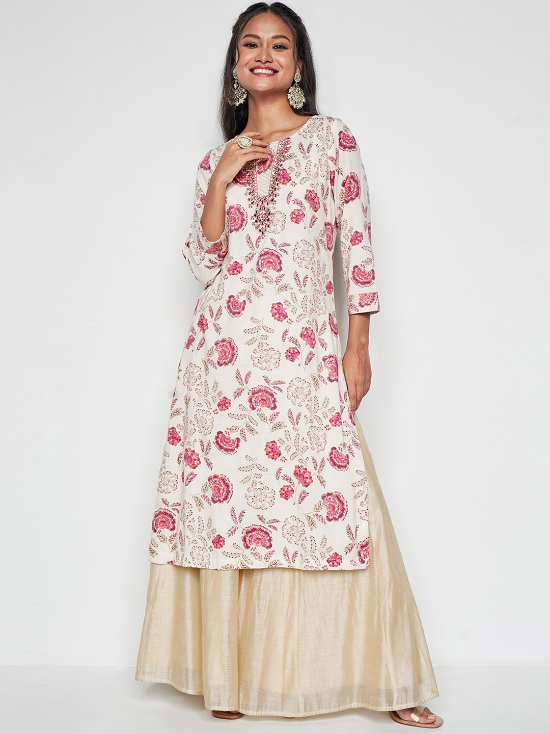 

Global Desi Floral Printed Keyhole Neck Sequinned Kurta, Off white
