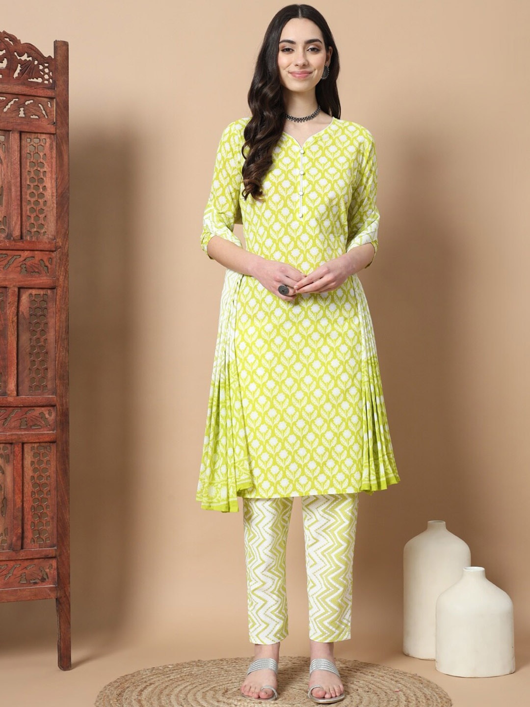 

Yufta Floral Printed Sweetheart Neck Pure Cotton Straight Kurta With Trousers & Dupatta, Lime green