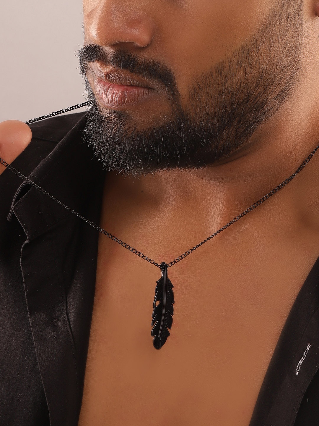 

The Roadster Lifestyle Co Alloy Feather Shaped Pendant With Chain, Black