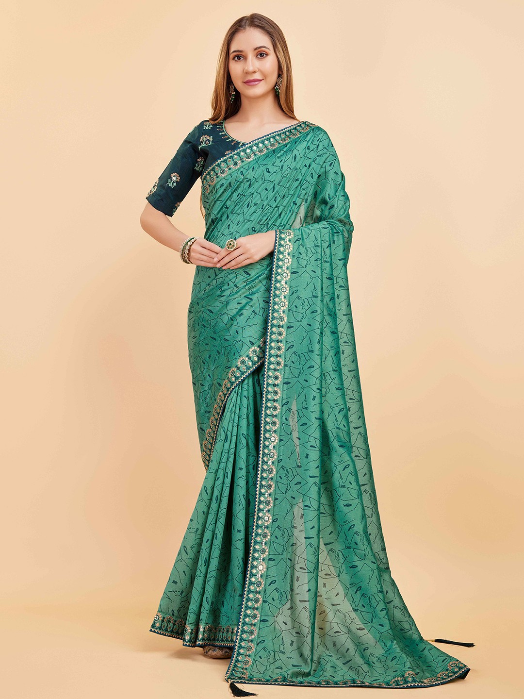 

FINIVO FASHION Floral Block Printed Saree, Grey