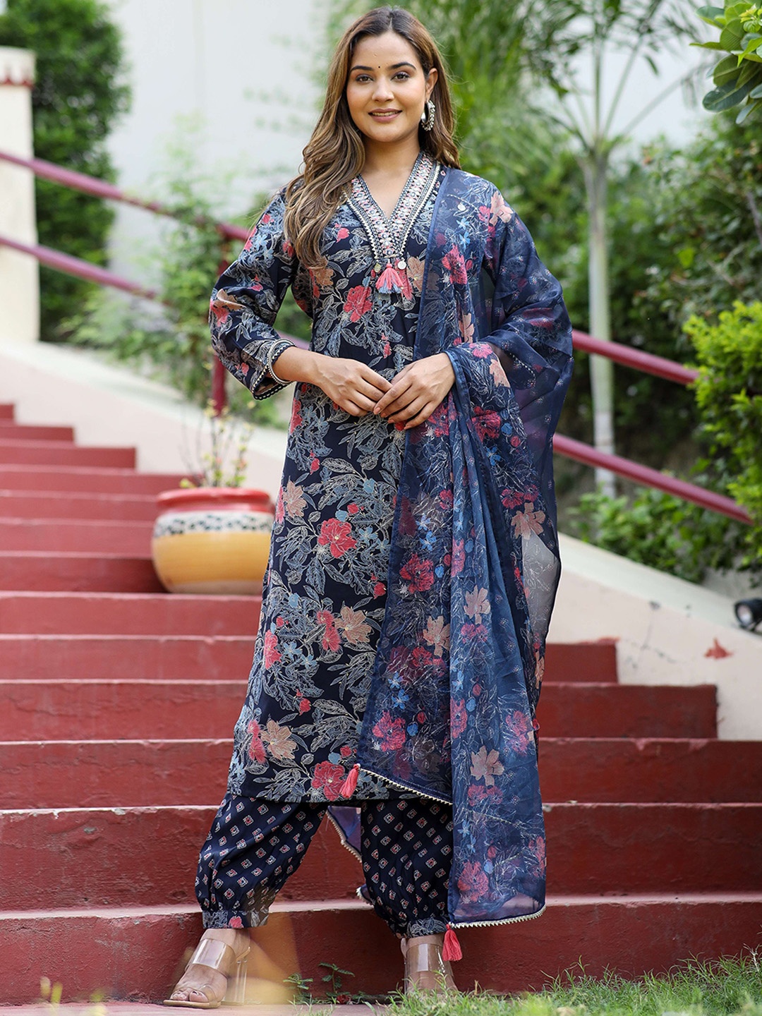 

Chandbaali Floral Printed Gotta Patti Masleen Kurta Pant & Dupatta Set, Blue