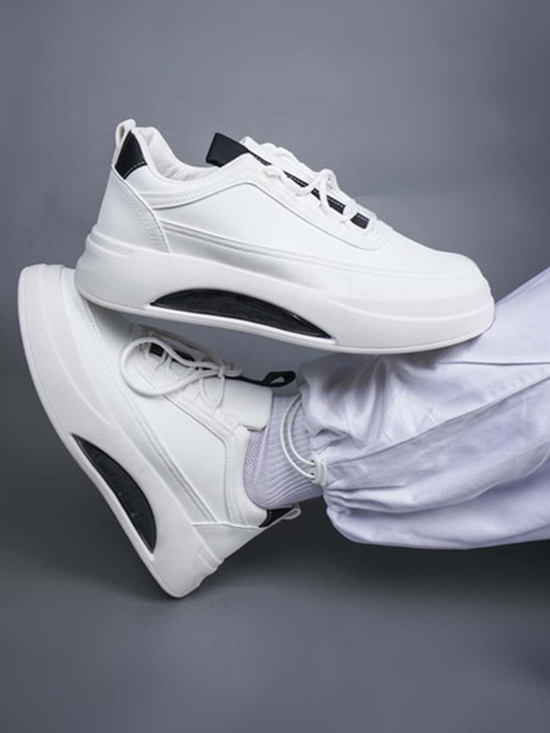 

THE WHITE POLE Men Lightweight Memory Foam Sneakers