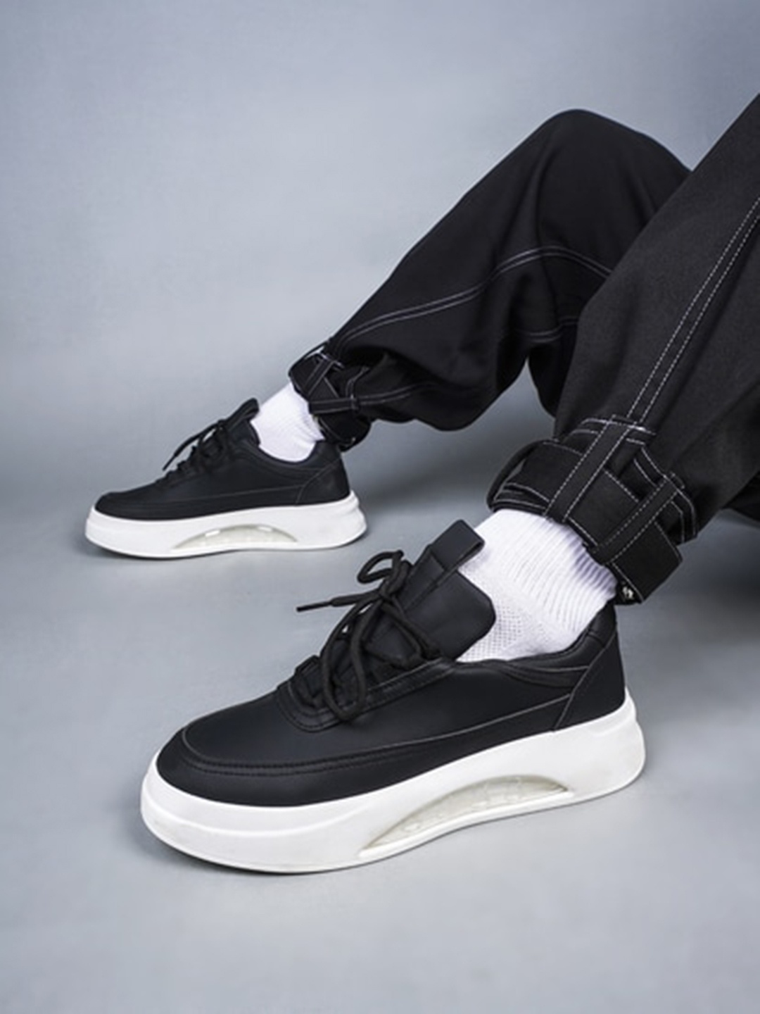 

THE WHITE POLE Men Round Toe Lightweight Memory Foam Sneakers, Black