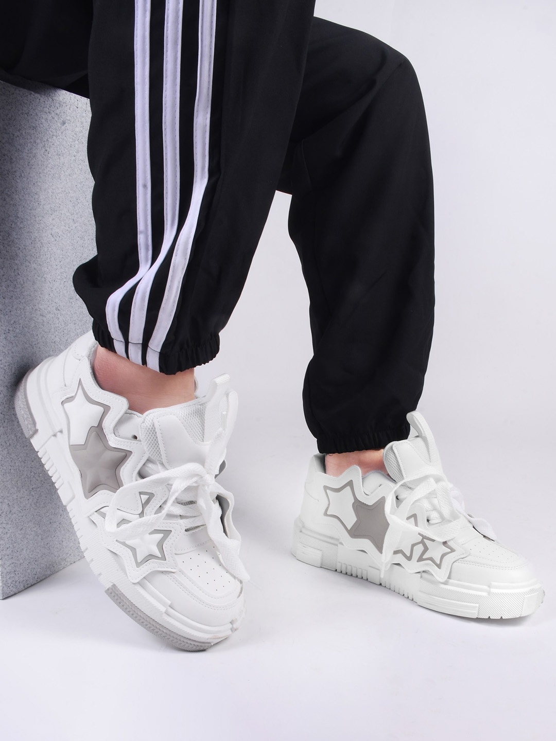 

THE WHITE POLE Men Colourblocked Lightweight Memory Foam Sneakers