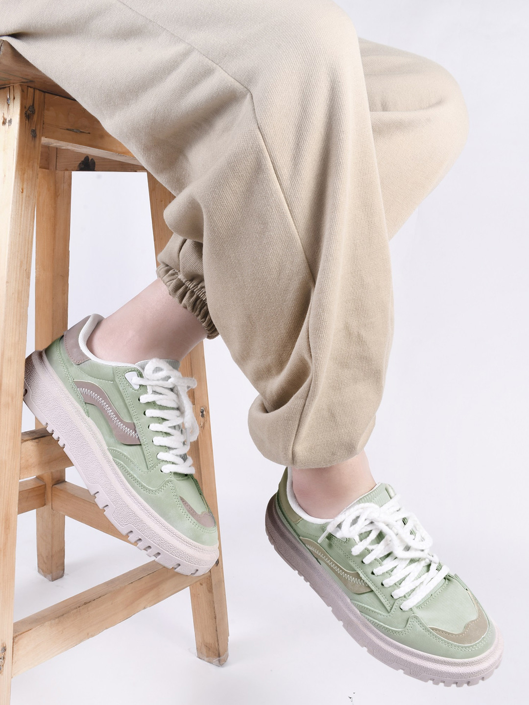 

THE WHITE POLE Men Colourblocked Lightweight Memory Foam Contrast Sole Canvas Sneakers, Green