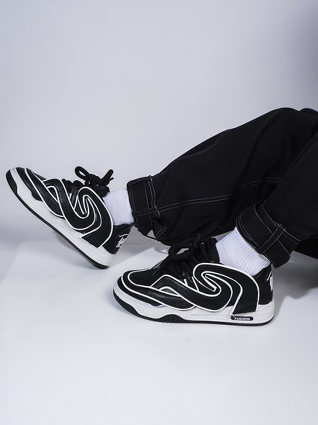 

THE WHITE POLE Men Colourblocked Lightweight Memory Foam Contrast Sole Sneakers, Black