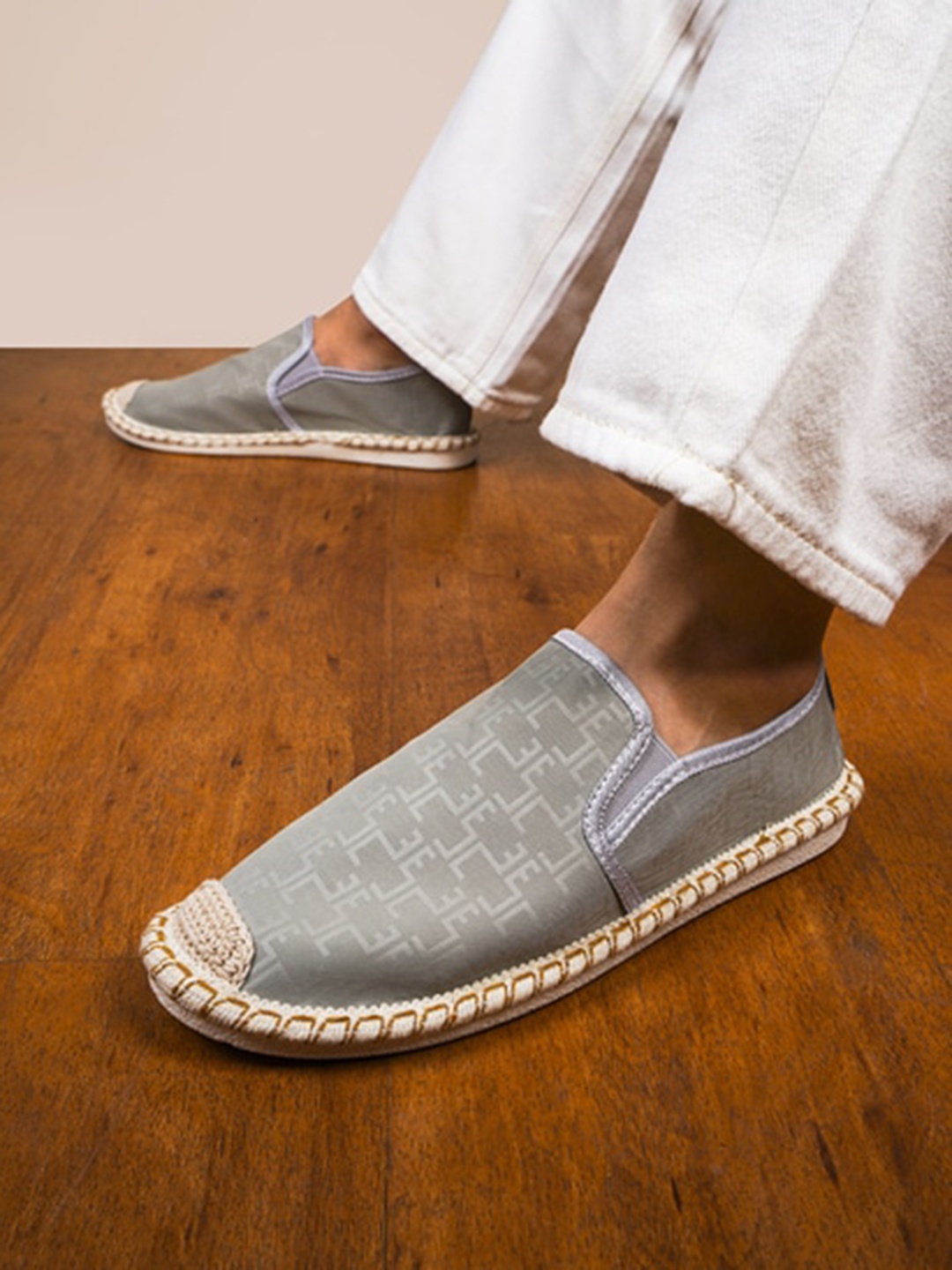 

THE WHITE POLE Men Lightweight Memory Foam Contrast Sole Canvas Espadrilles, Grey