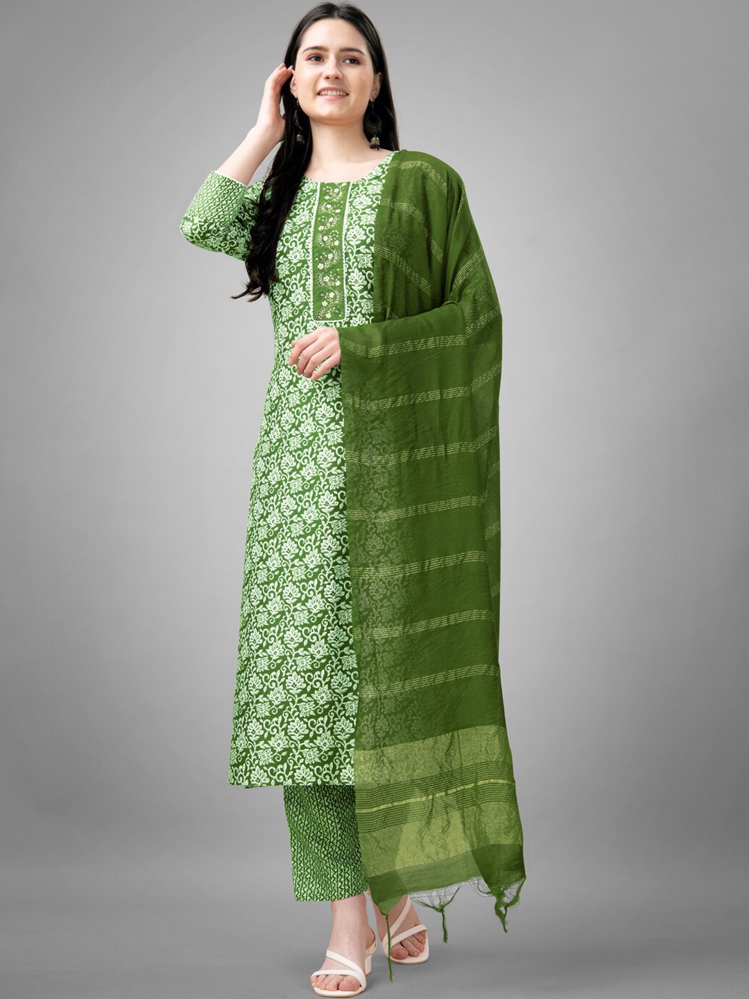 

ARADHNA Floral Printed Regular Thread Work Kurta With Trousers & Dupatta, Green