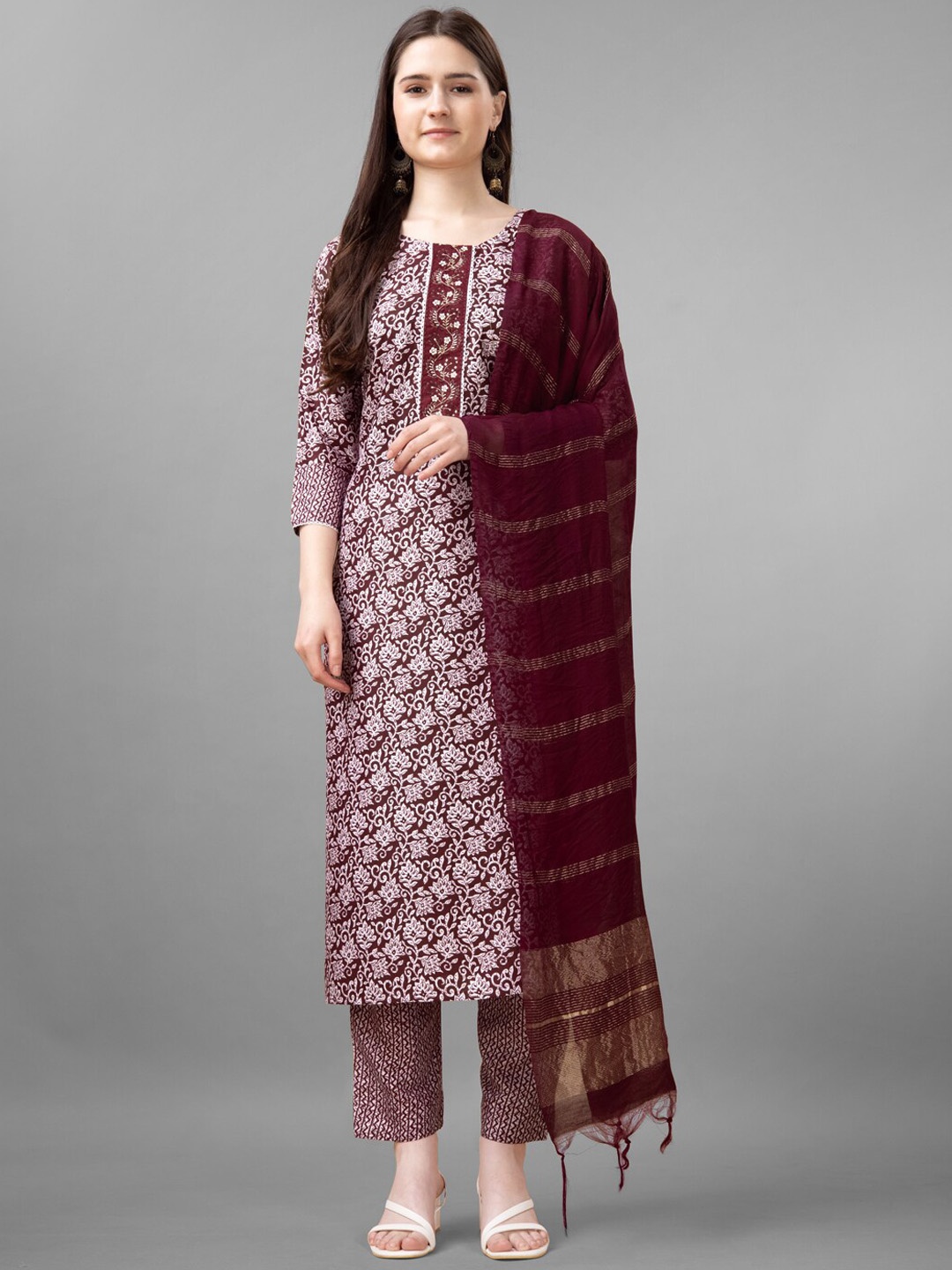 

ARADHNA Floral Printed Regular Thread Work Kurta With Trousers & Dupatta, Burgundy