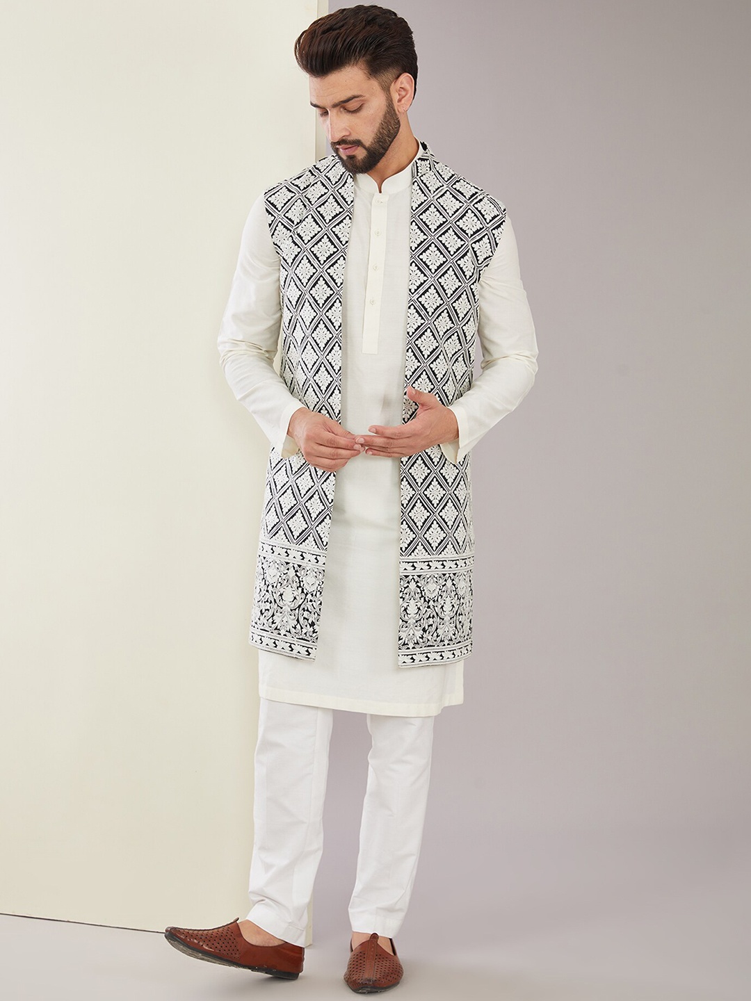 

KASBAH CLOTHING NISHCHAIY SAJDEH Ethnic Motifs Embroidered Longline Silk Tailored Jacket, White