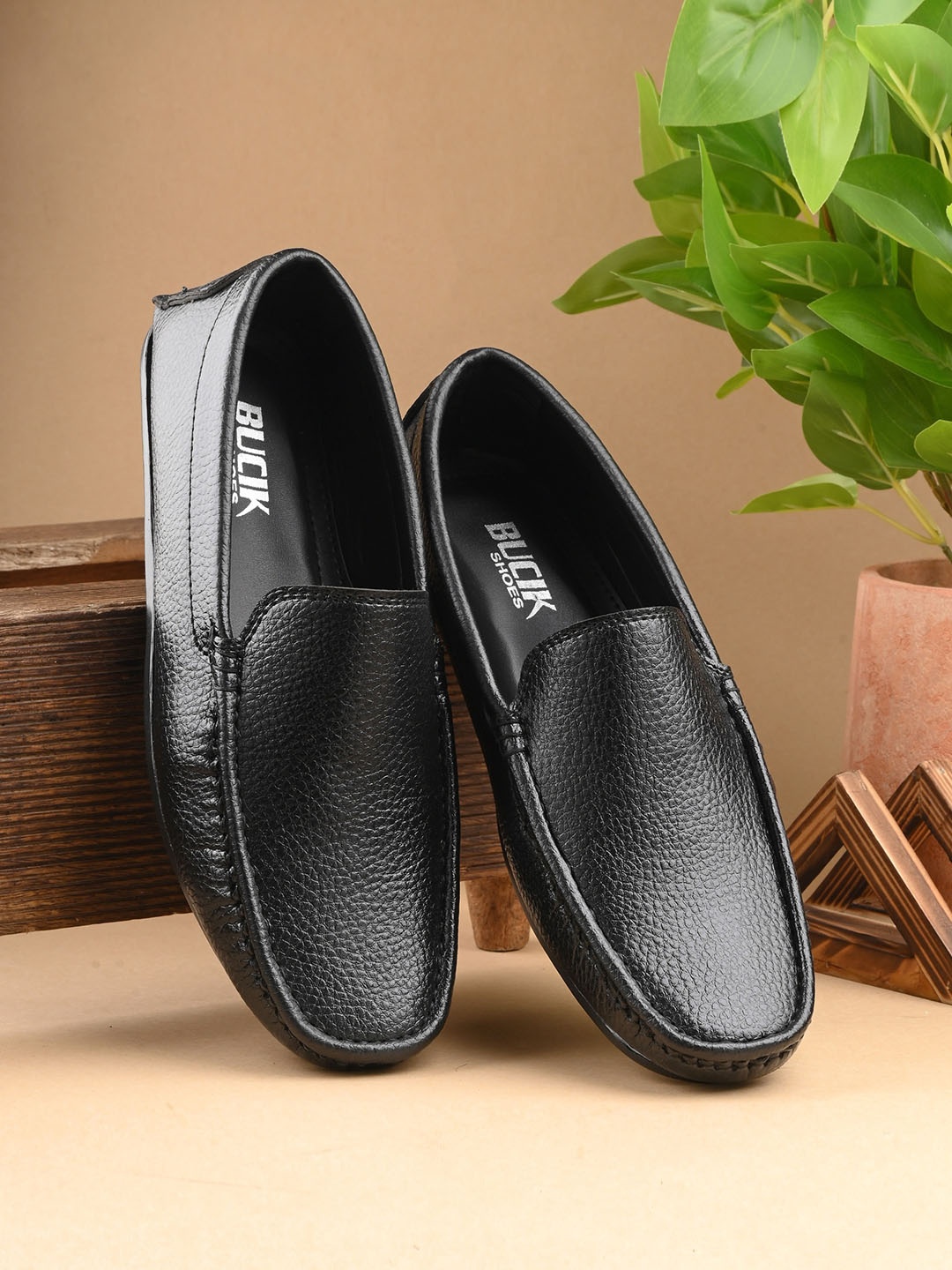 

BUCIK Men Textured Square Toe Lightweight Loafers, Black